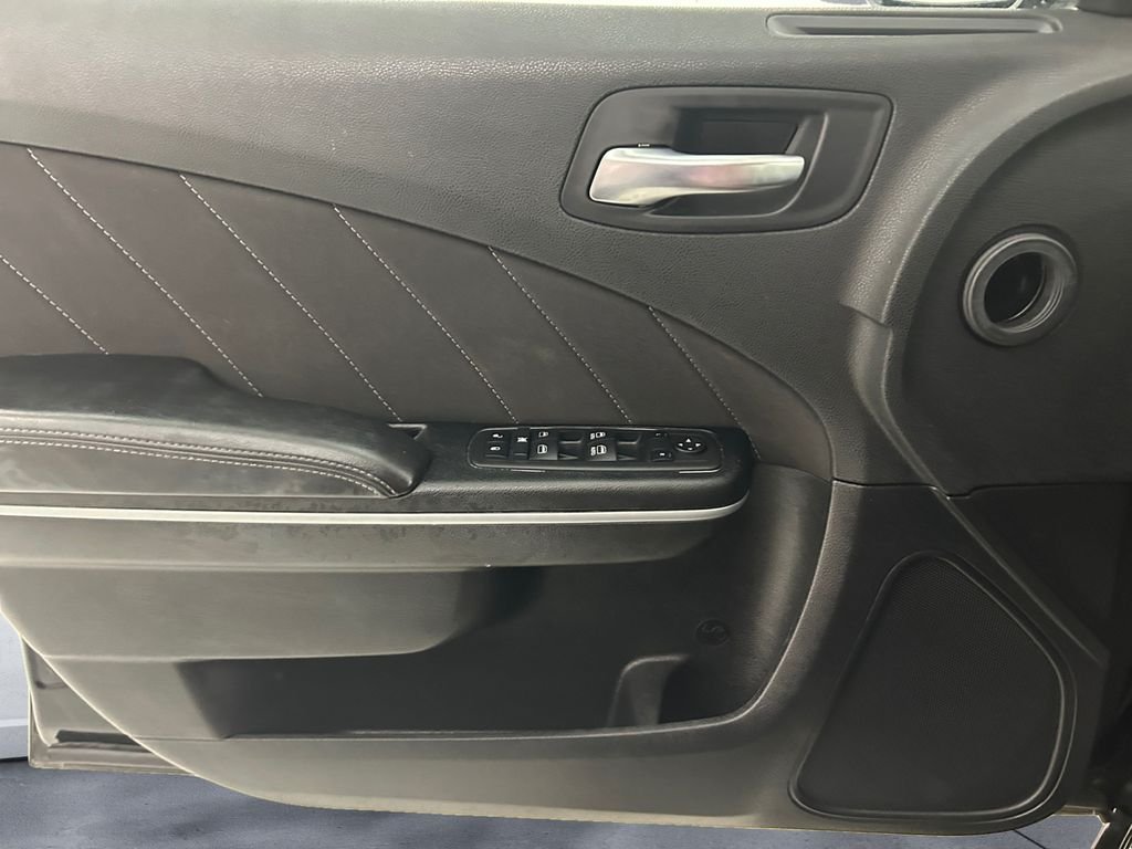 Used 2023 Black Dodge SXT image 7