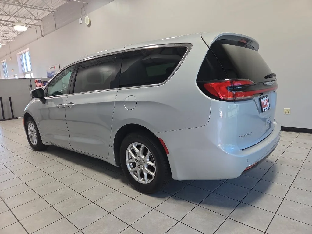 Used 2023 Silver Chrysler Touring L image 9