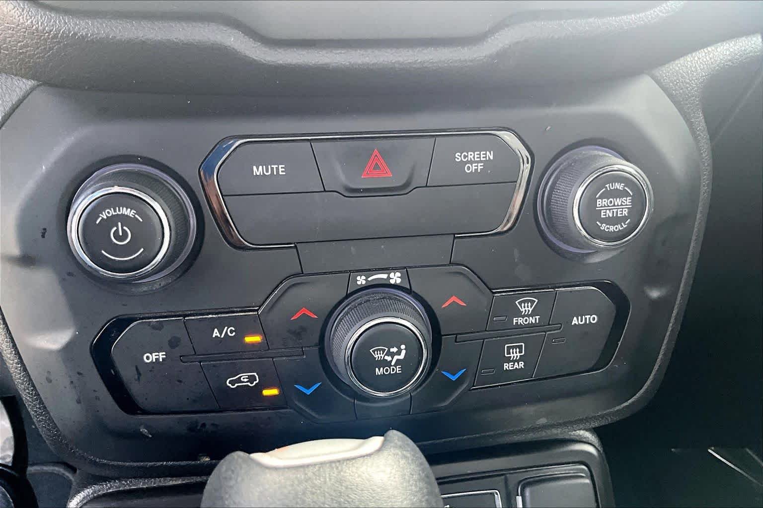 Used 2020 Black Clearcoat Jeep Latitude image 34