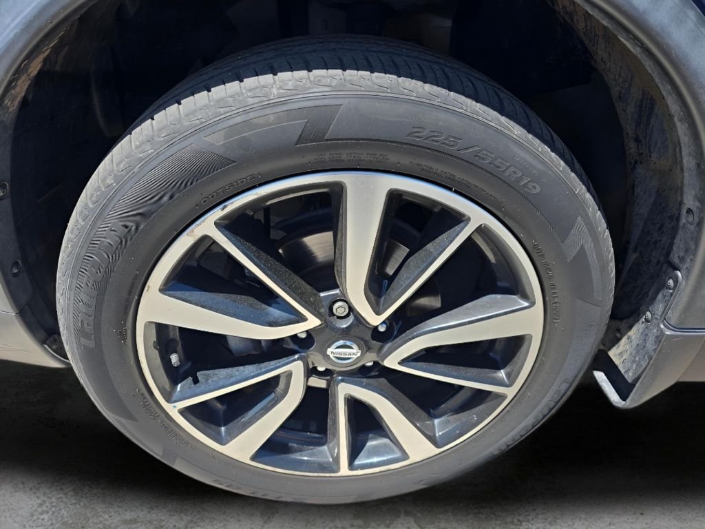 Used 2018 Caspian Blue Nissan SL image 16
