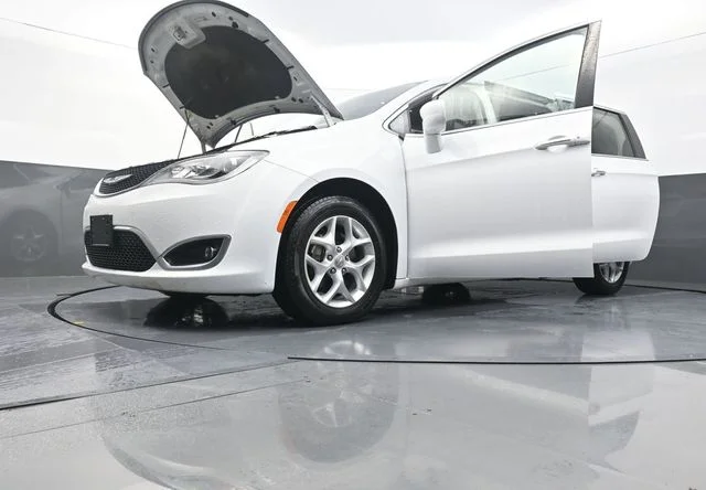 Used 2018 White Chrysler Touring Plus image 39