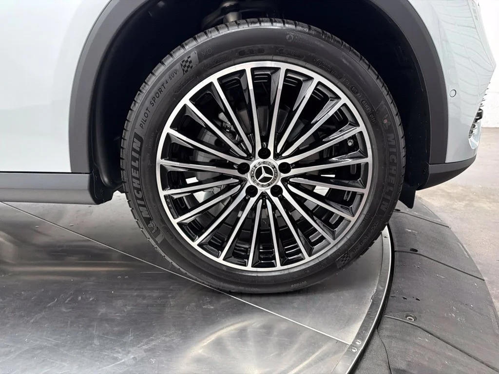New 2027 Silver Mercedes-Benz GLC 300 image 9