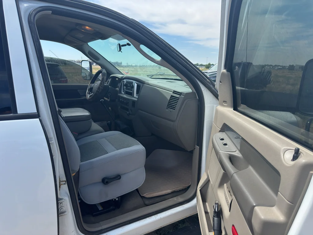 Used 2007 White Dodge SLT image 8