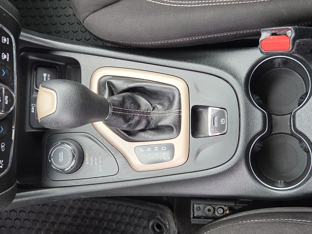 Used 2014 Gray Jeep Latitude image 40