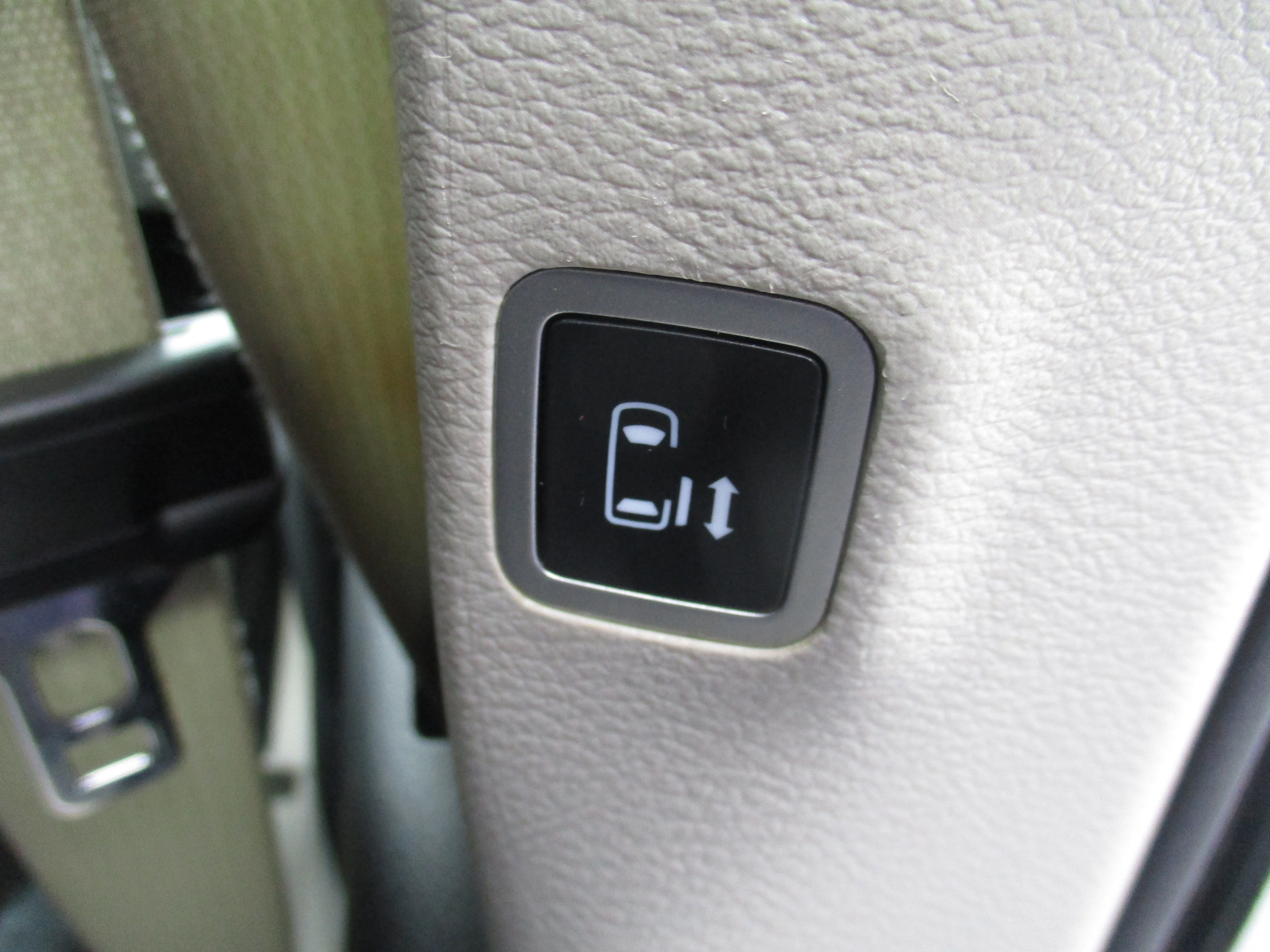 Used 2022 Brilliant Black Crystal Pearlcoat Chrysler Limited image 26