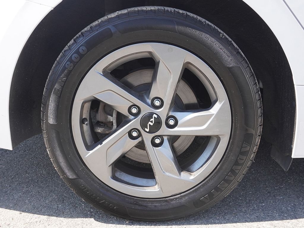 Used 2024 White Kia LXS image 19
