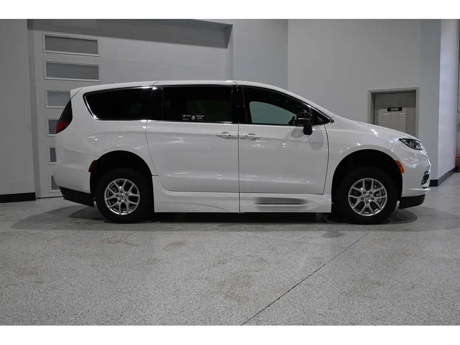 2024 Chrysler Pacifica Touring - Photo 5
