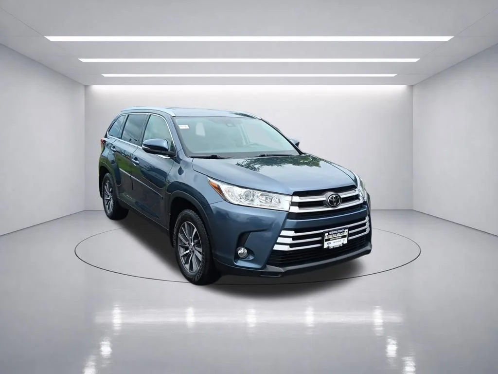 Used 2019 Shoreline Blue Pearl Toyota XLE image 24