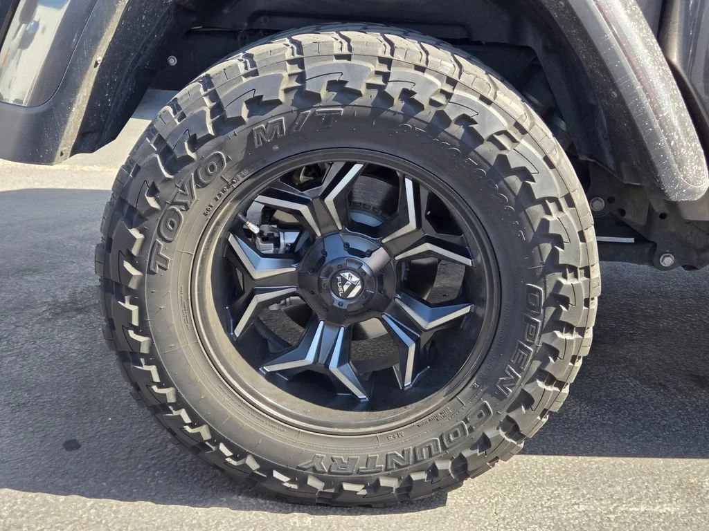 Used 2021 Granite Crystal M Jeep Mojave image 3