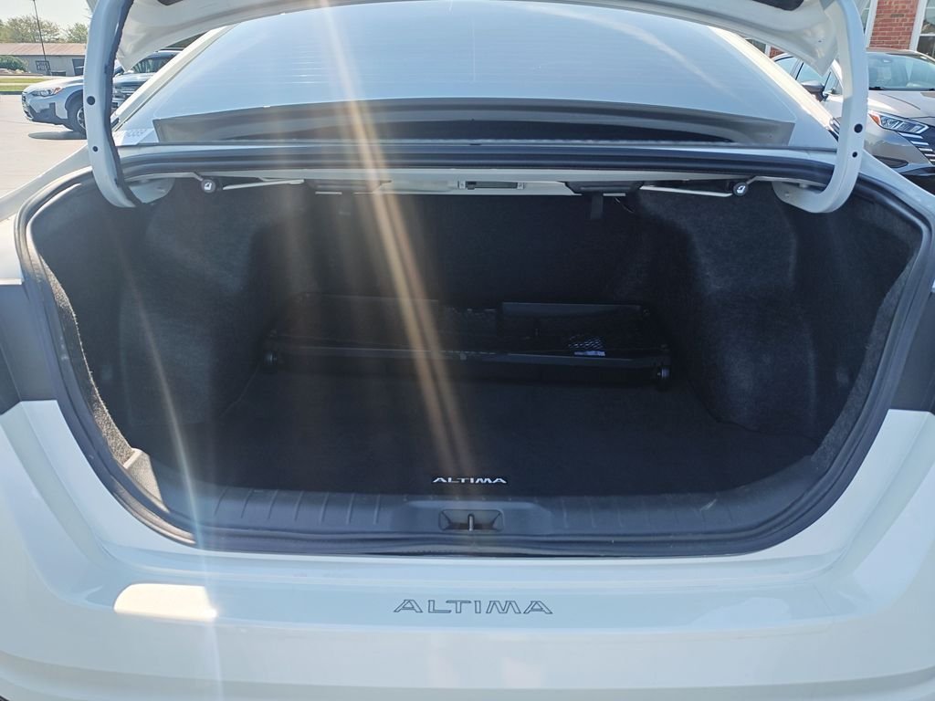Used 2025 White Nissan 2.5 SL image 9