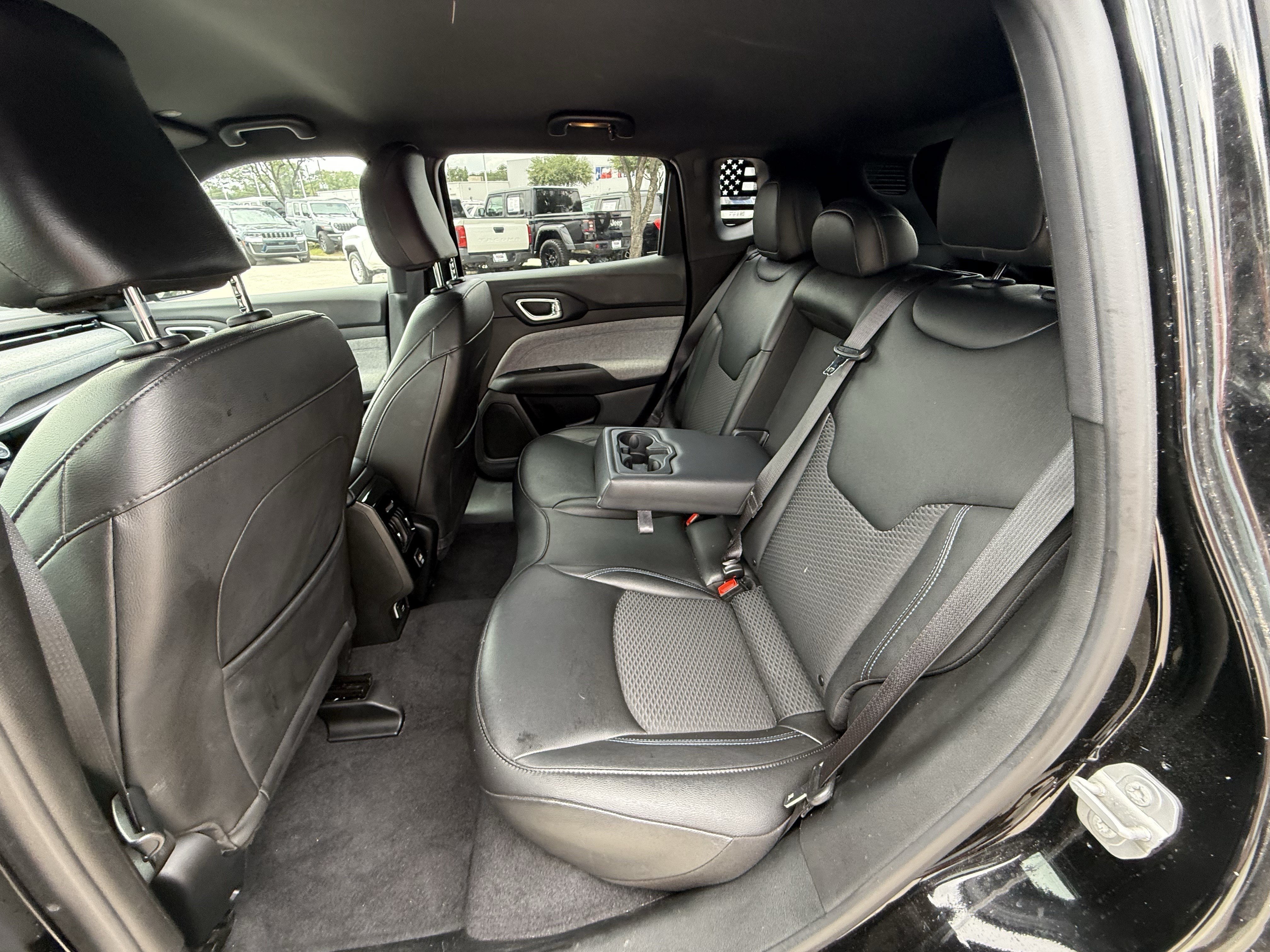 Used 2025 Diamond Black Crystal Pearlcoat Jeep Latitude image 28