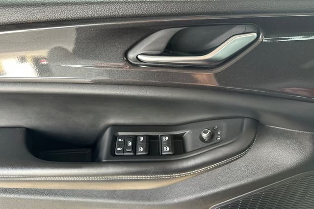 Used 2023 Red Jeep Altitude image 14
