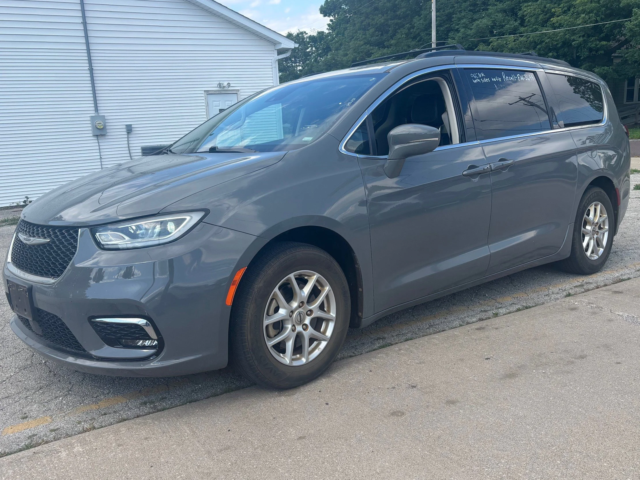 Used 2022 Ceramic Gray Clearcoat Chrysler Touring L image 5