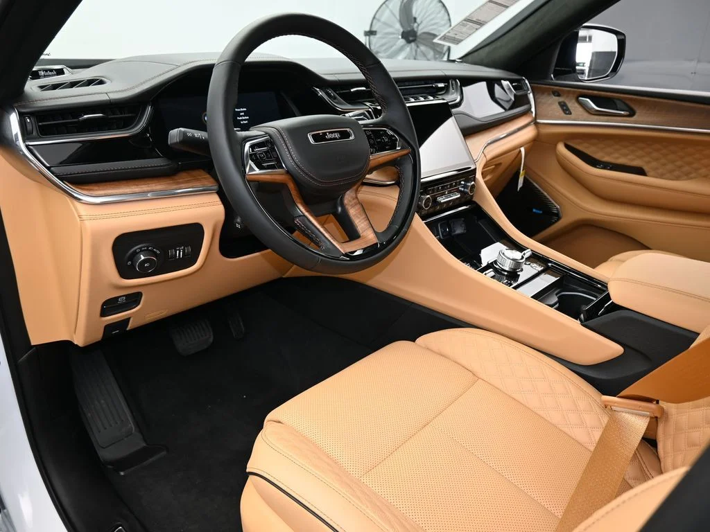 New 2025 Bright White Clear-Coat Exterior Paint Jeep Summit Reserve image 9