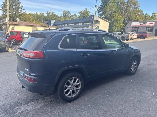 Used 2018 Blue Jeep Latitude image 5