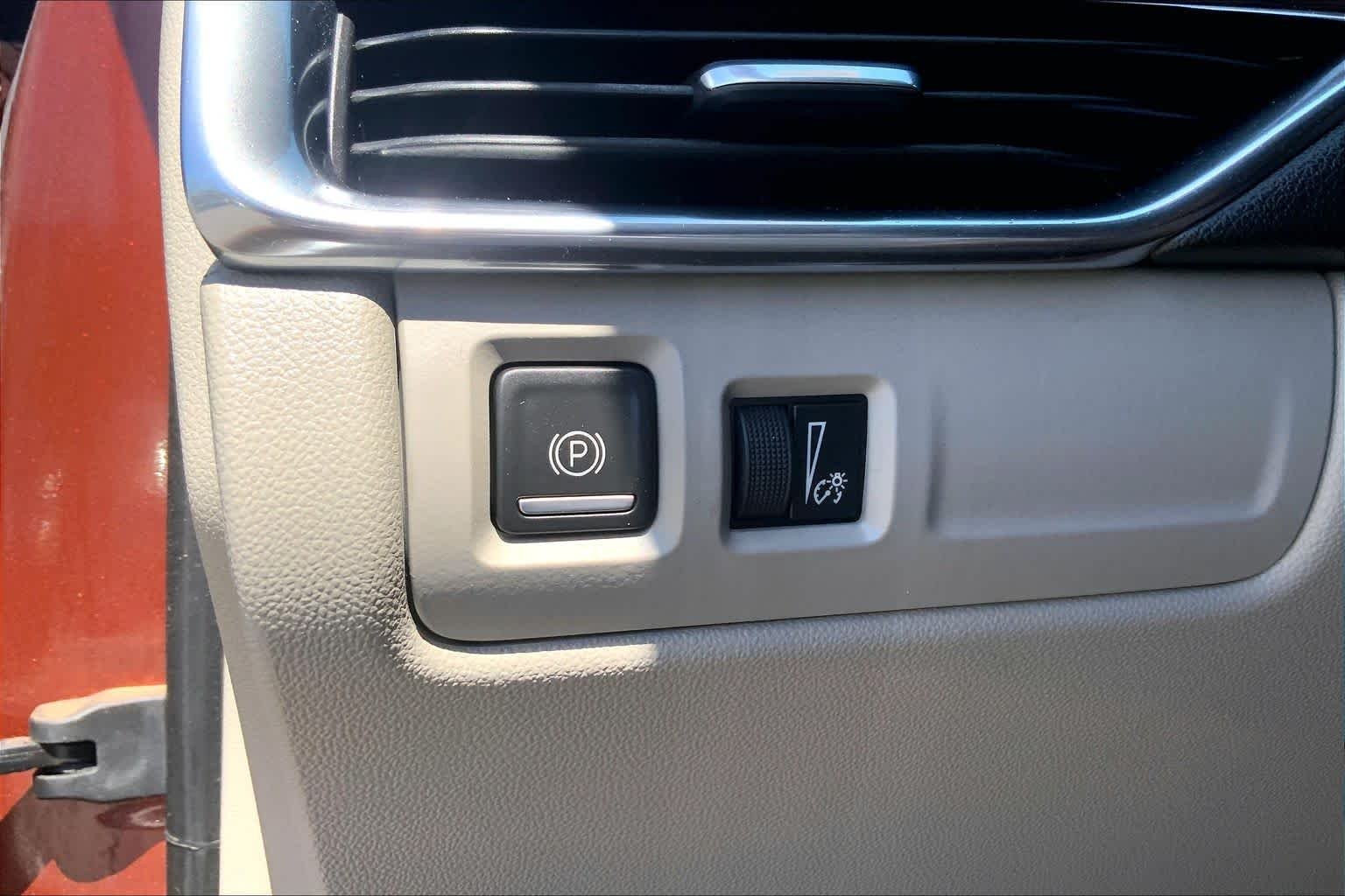 Used 2019 Autumn Metallic Cadillac FWD Luxury image 29