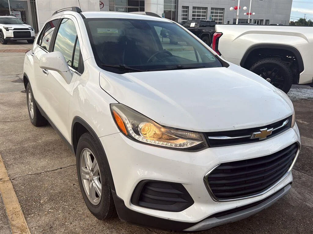 Used 2018 Summit White Chevrolet LT image 1