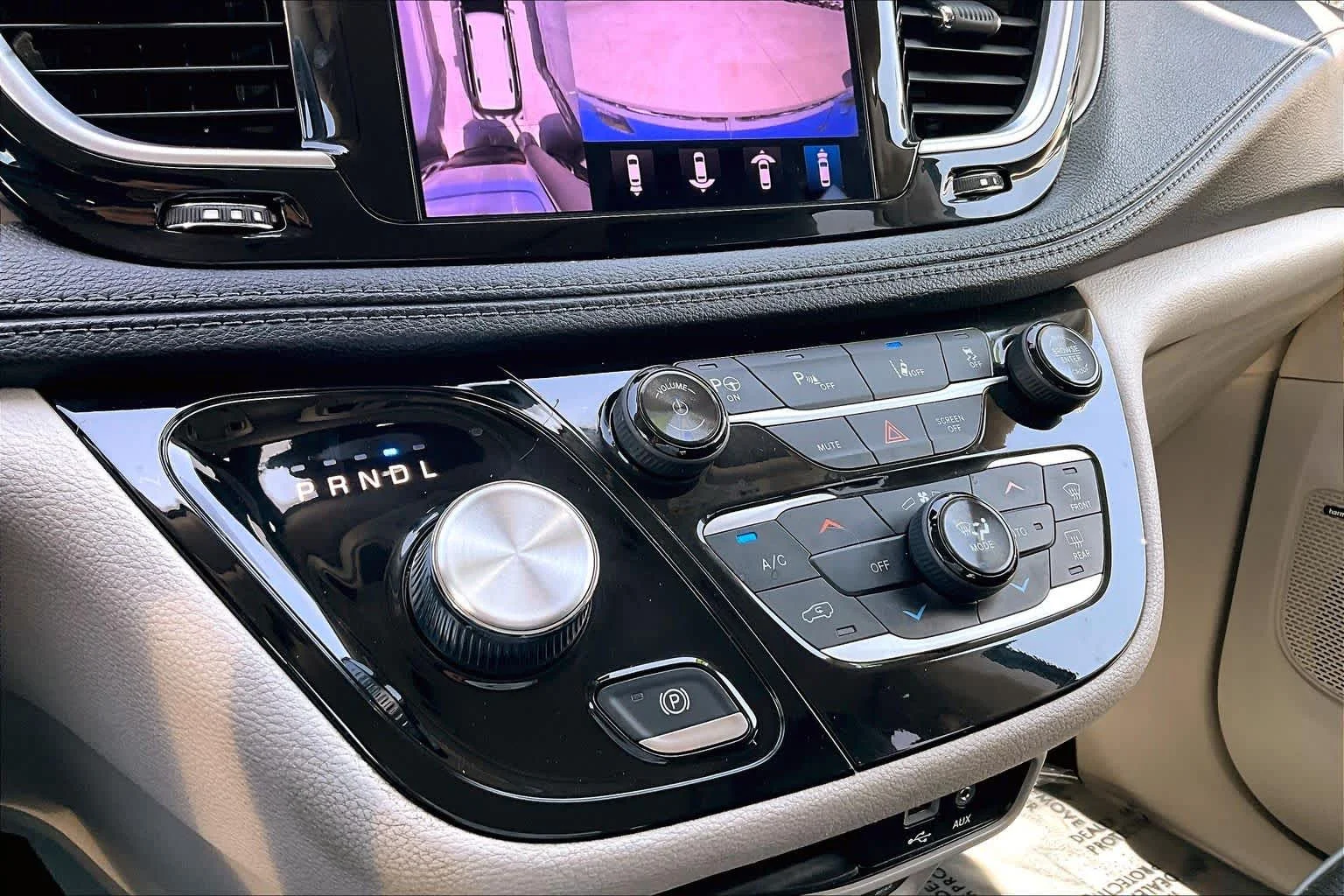 Used 2018 Brilliant Black Crystal Pearlcoat Chrysler Hybrid Limited image 35