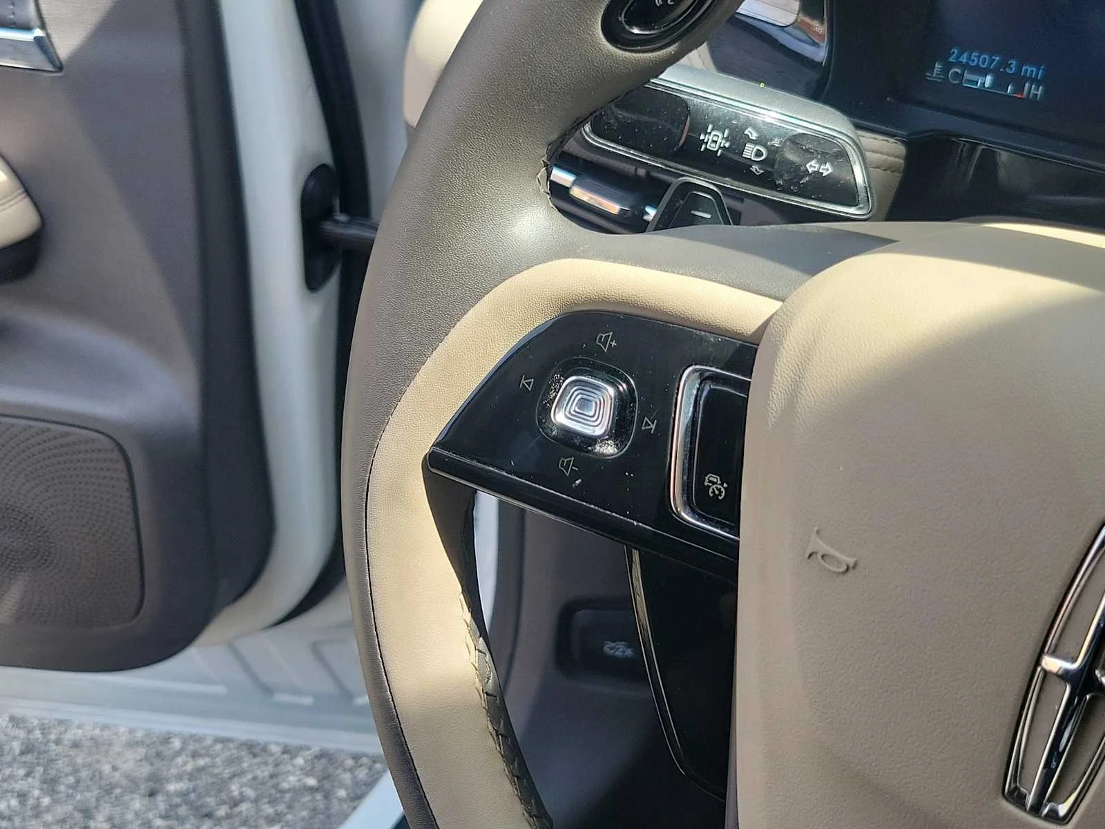 Used 2023 White Lincoln Standard image 21