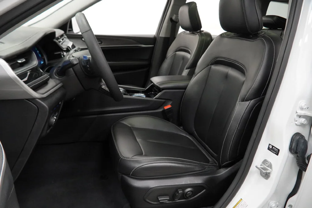 Used 2023 White Jeep 4xe image 3