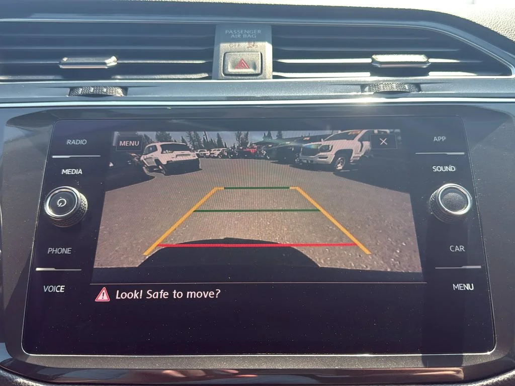 Used 2019 Deep Black Pearl Volkswagen SE image 18