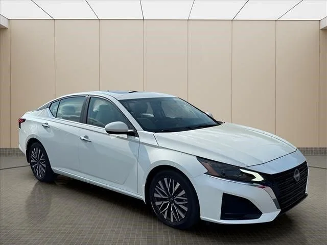 Used 2023 White Nissan 2.5 SV image 2