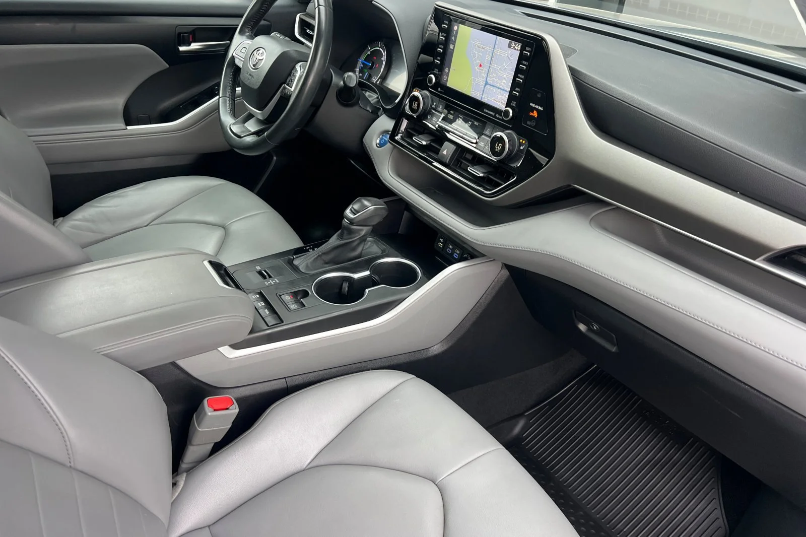 Used 2022 Moon Dust Toyota Hybrid XLE image 18