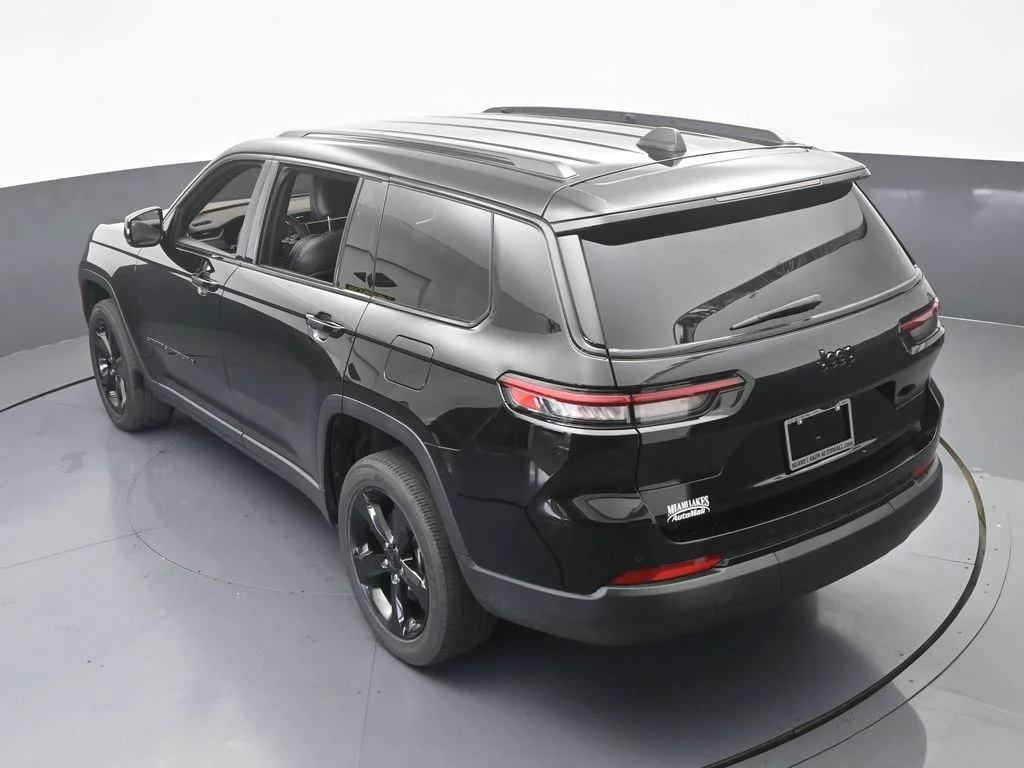 Used 2023 Diamond Black Crystal Pearlcoat Jeep Altitude image 45
