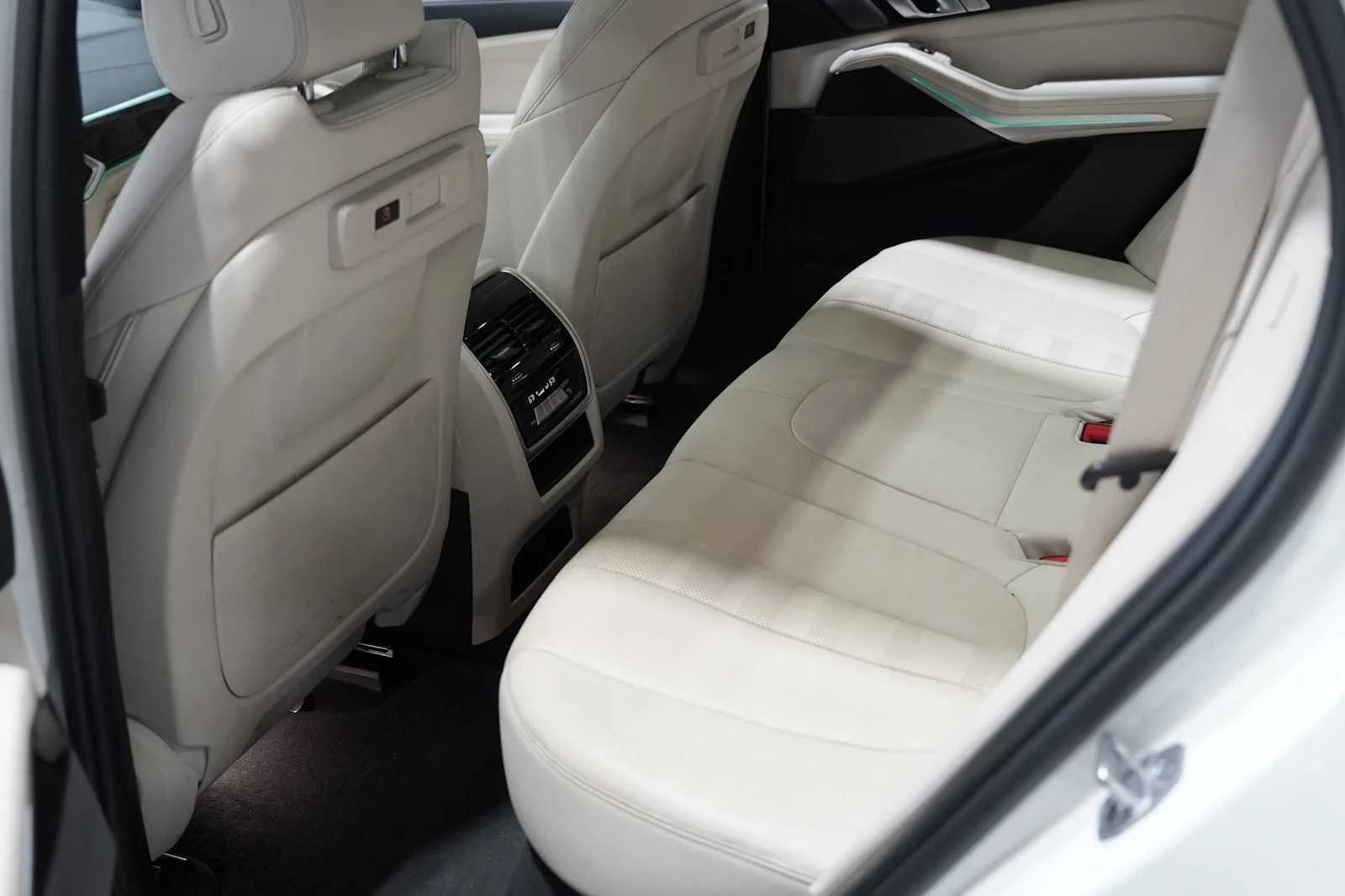 Used 2021 Alpine White BMW sDrive40i image 23