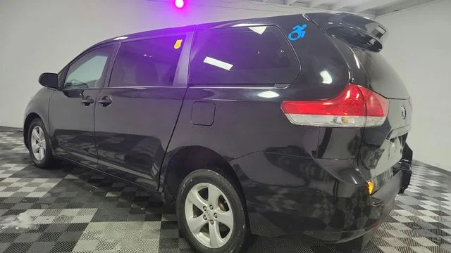2014 Toyota Sienna L - Photo 6