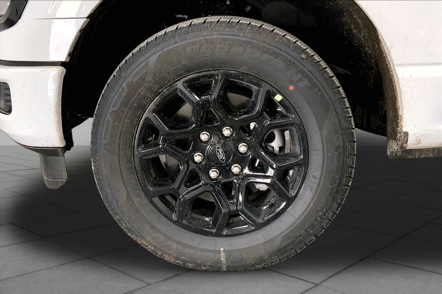 New 2026 Oxford White Ford XLT image 9