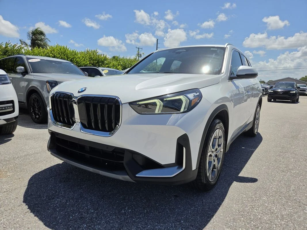 Used 2023  BMW xDrive28i image 1