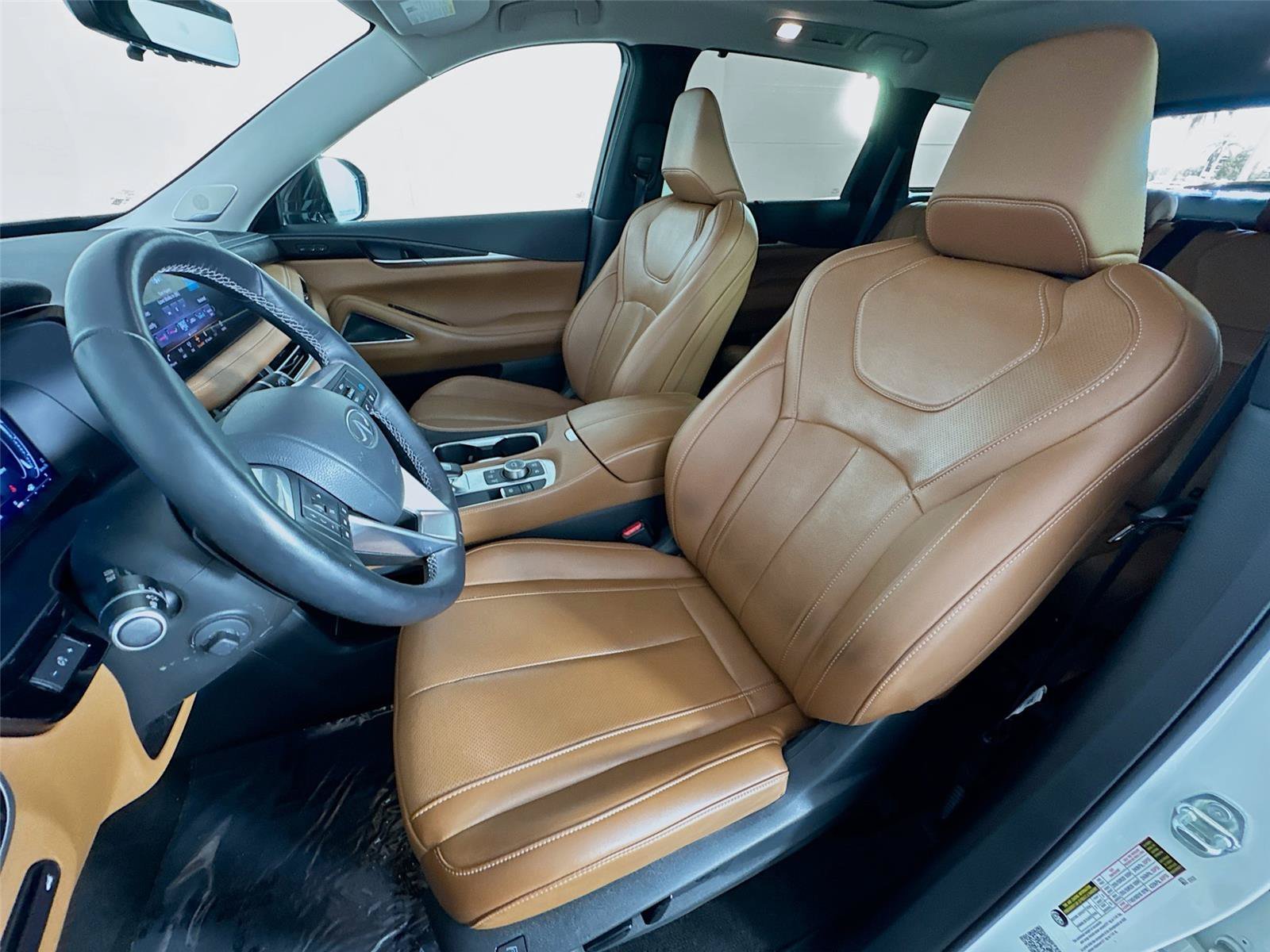 Used 2024 Majestic White INFINITI Sensory image 11