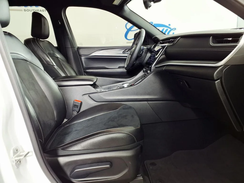 Used 2024 White Jeep Altitude X image 12