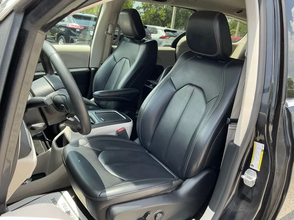 Used 2023 Black Chrysler Touring L image 34