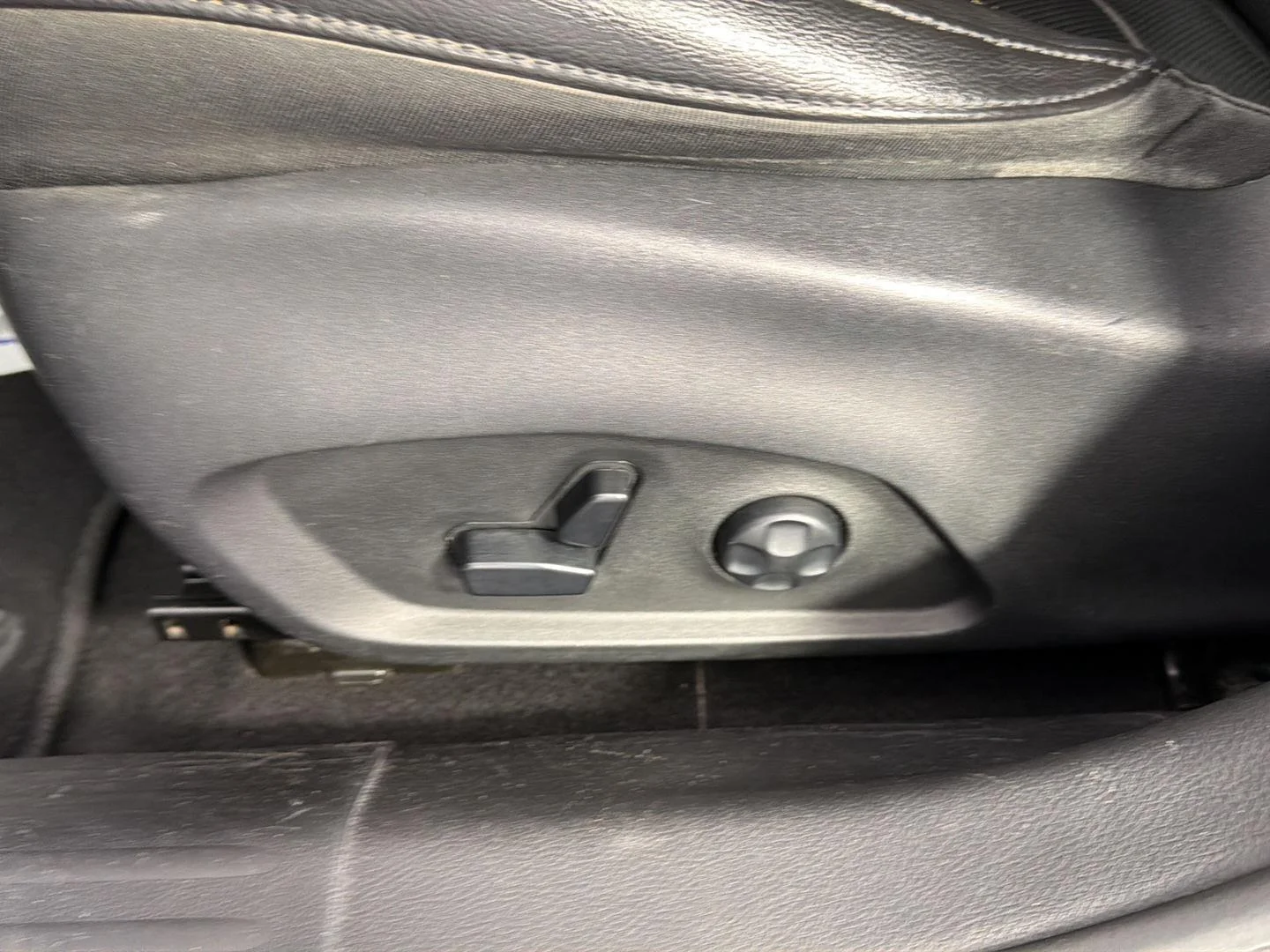 Used 2019 Granite Crystal Metallic Clearcoat Jeep Limited image 25