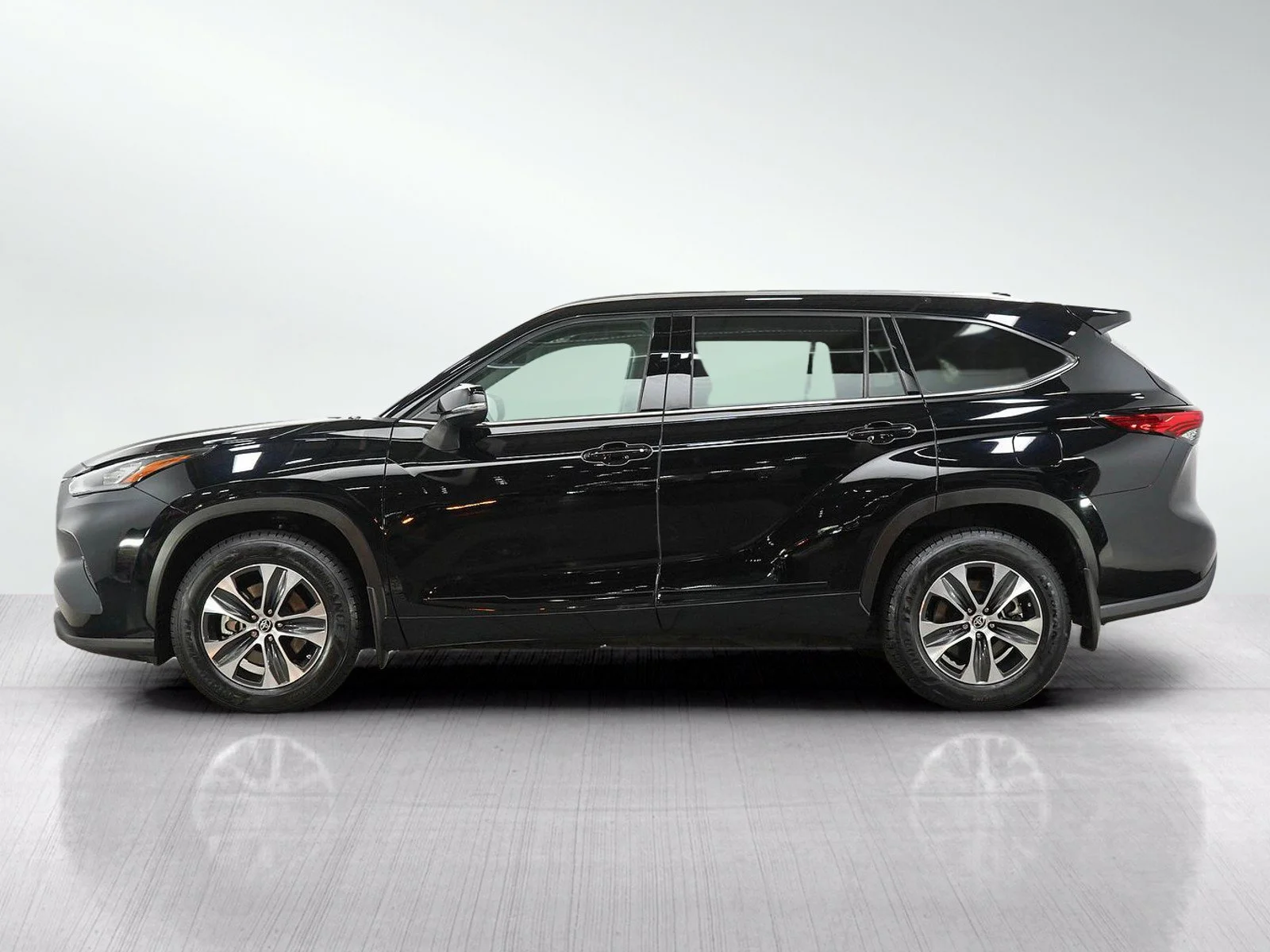 Used 2020 Toyota Highlander XLE with VIN 5TDHZRBH4LS034735 for sale in Hopkins, Minnesota