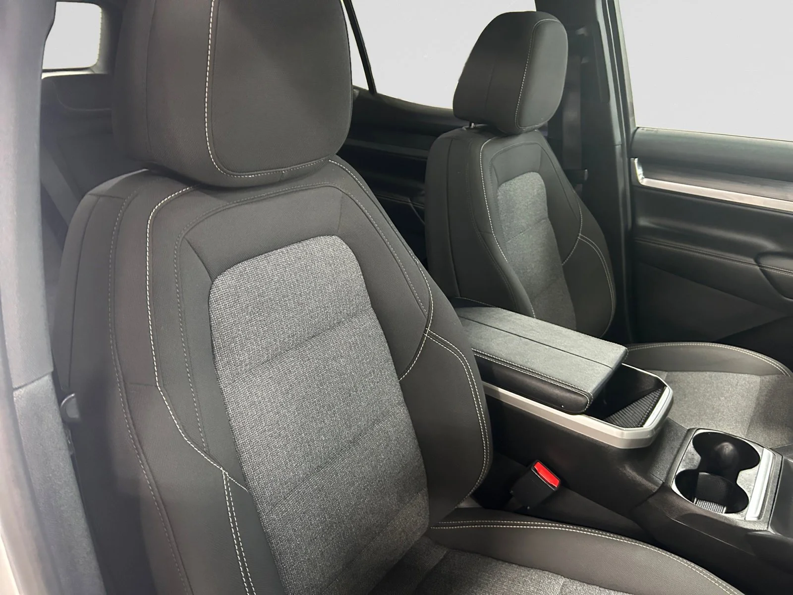 Used 2025 White GMC AWD Elevation image 11
