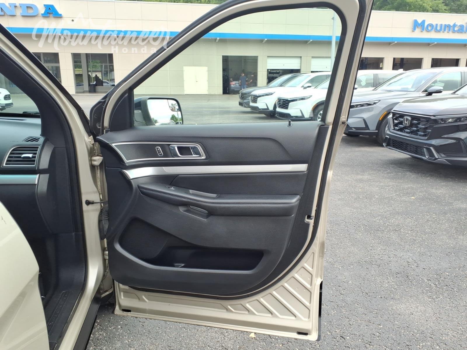 Used 2017 White Gold Ford XLT image 18
