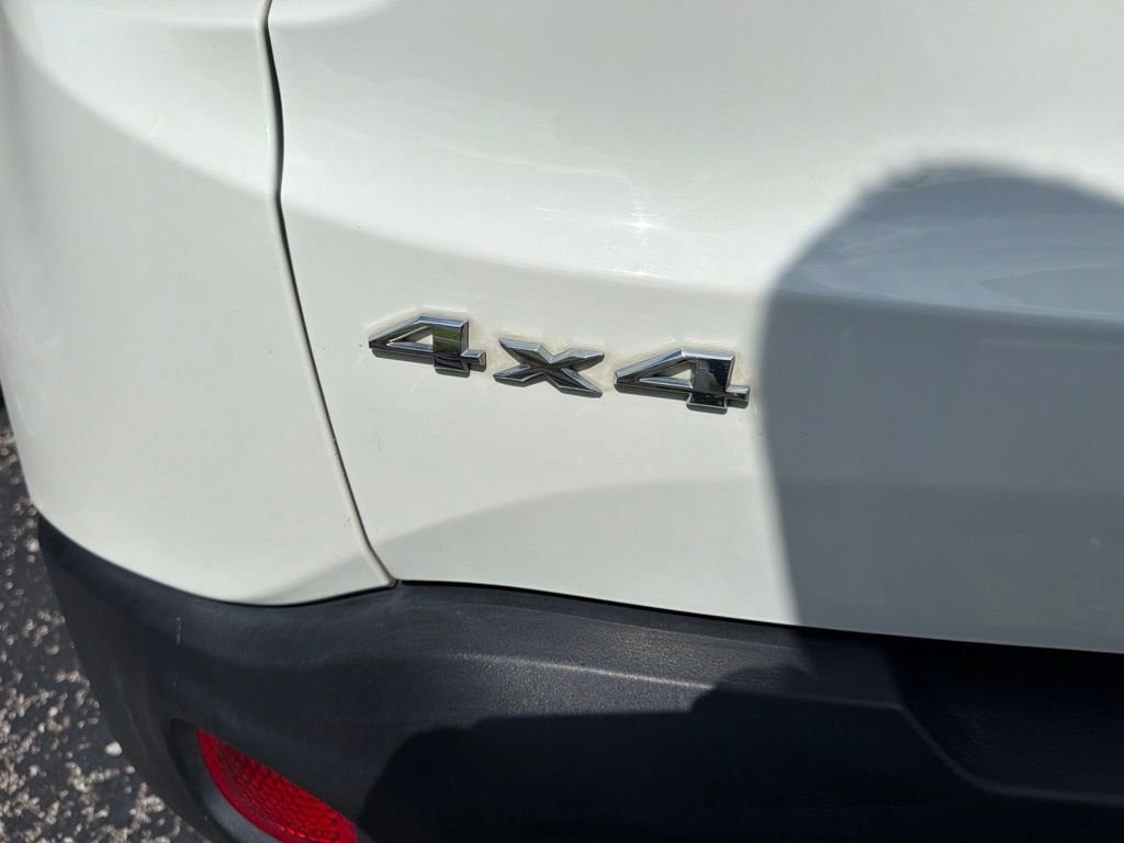 Used 2020 White Jeep Latitude image 5