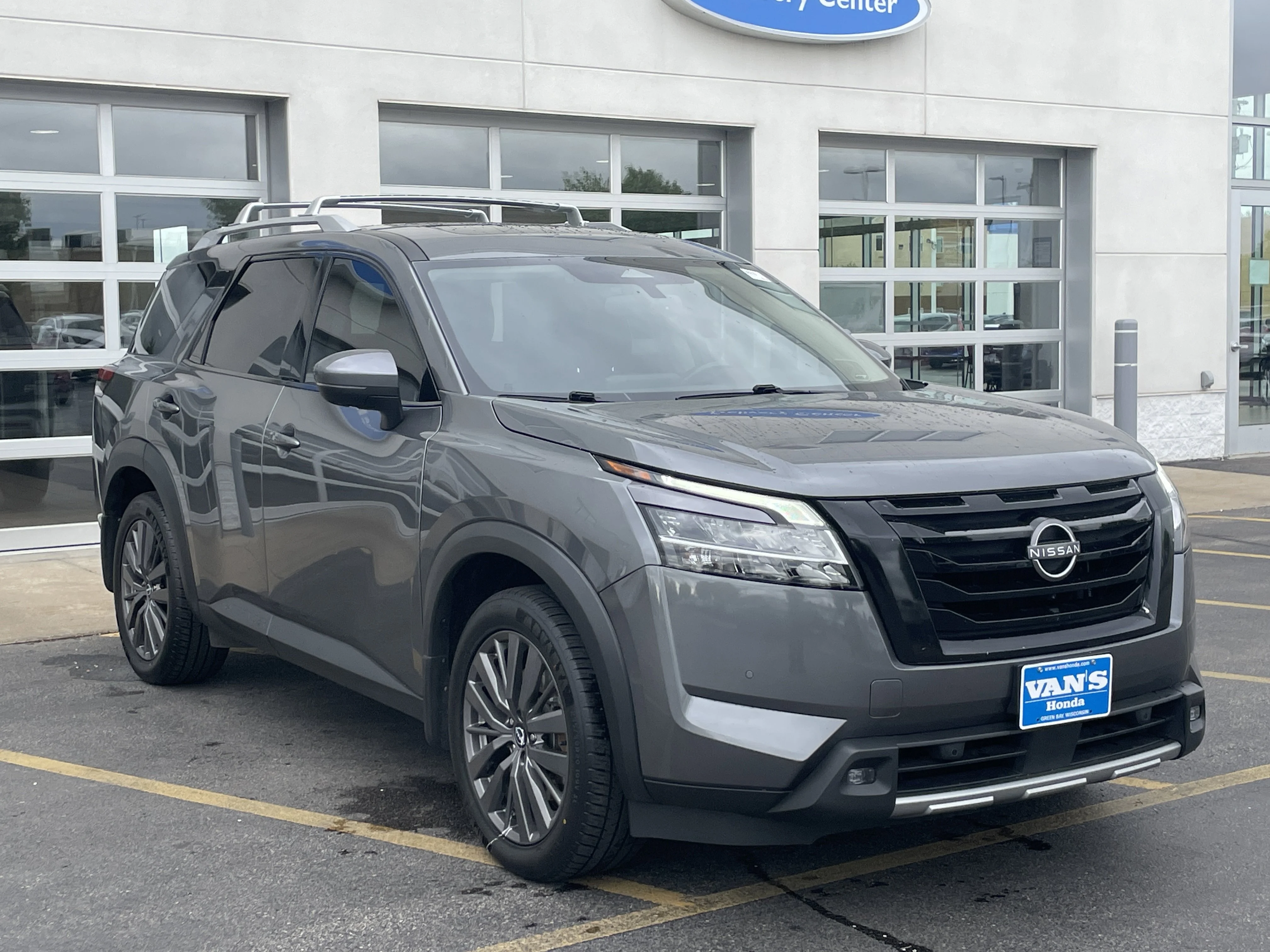 2022 Nissan Pathfinder SL 4WD's photo