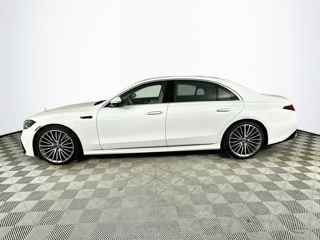 New 2027 MANUFAKTUR Moonlight White Metallic Mercedes-Benz S 580 image 4