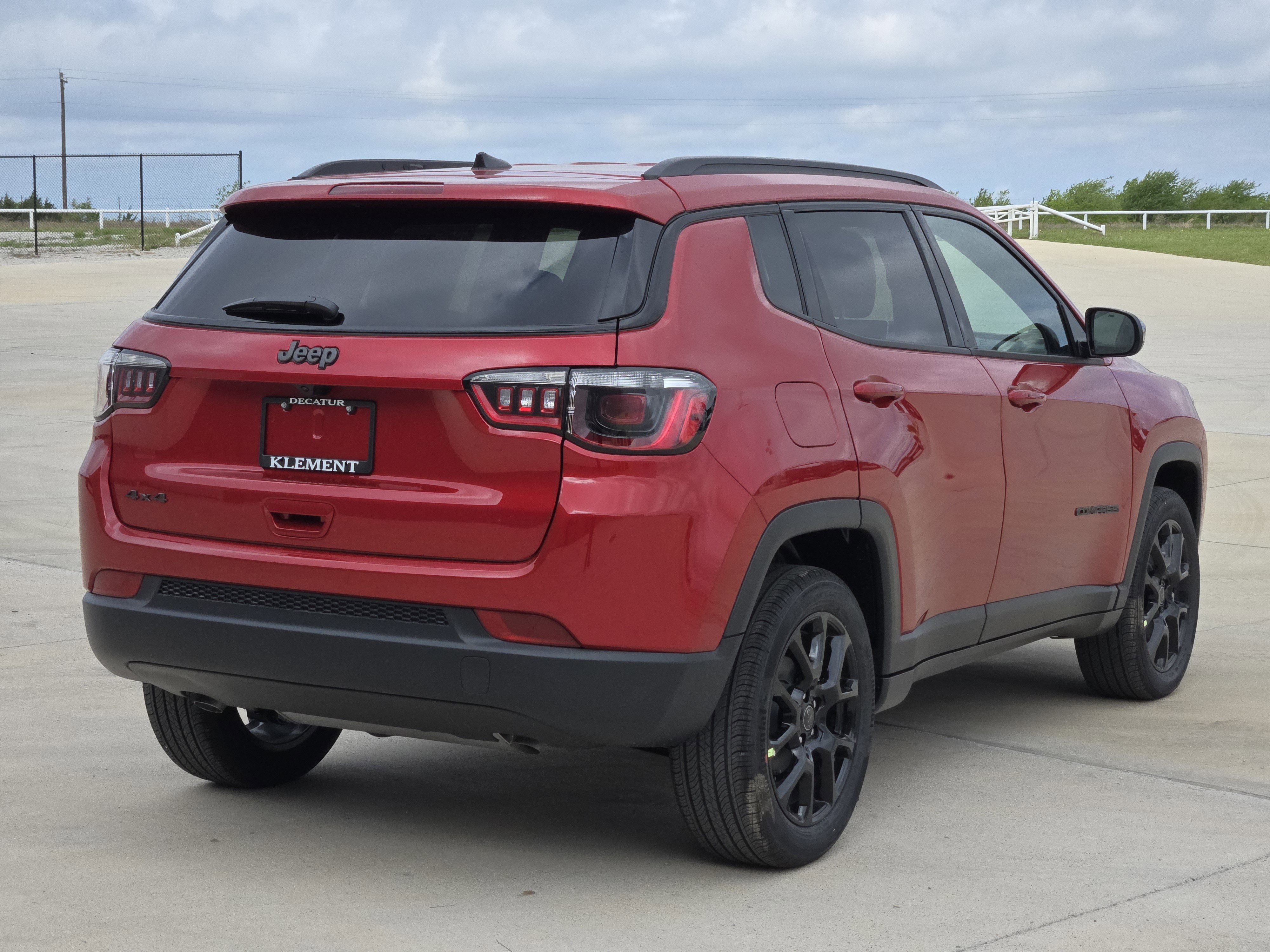 New 2026 Red Hot Pearl-Coat Exterior Paint Jeep Latitude image 5