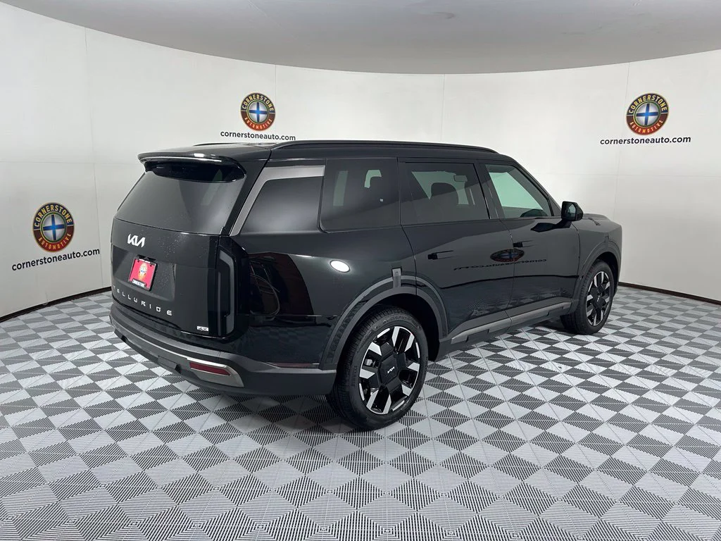 New 2027 Ebony Black Kia S image 18