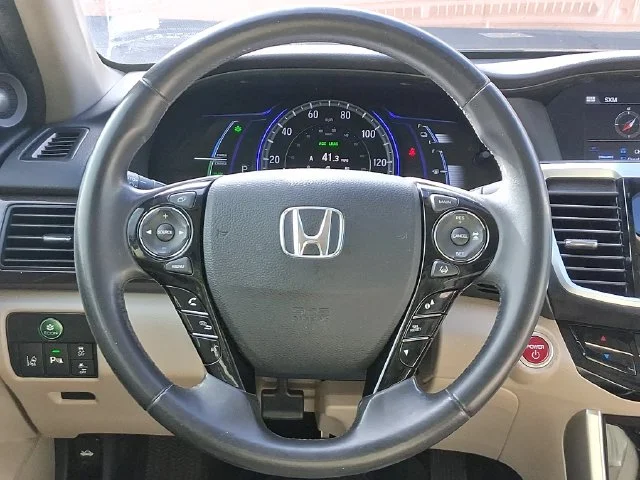 Used 2017  Honda Touring image 18