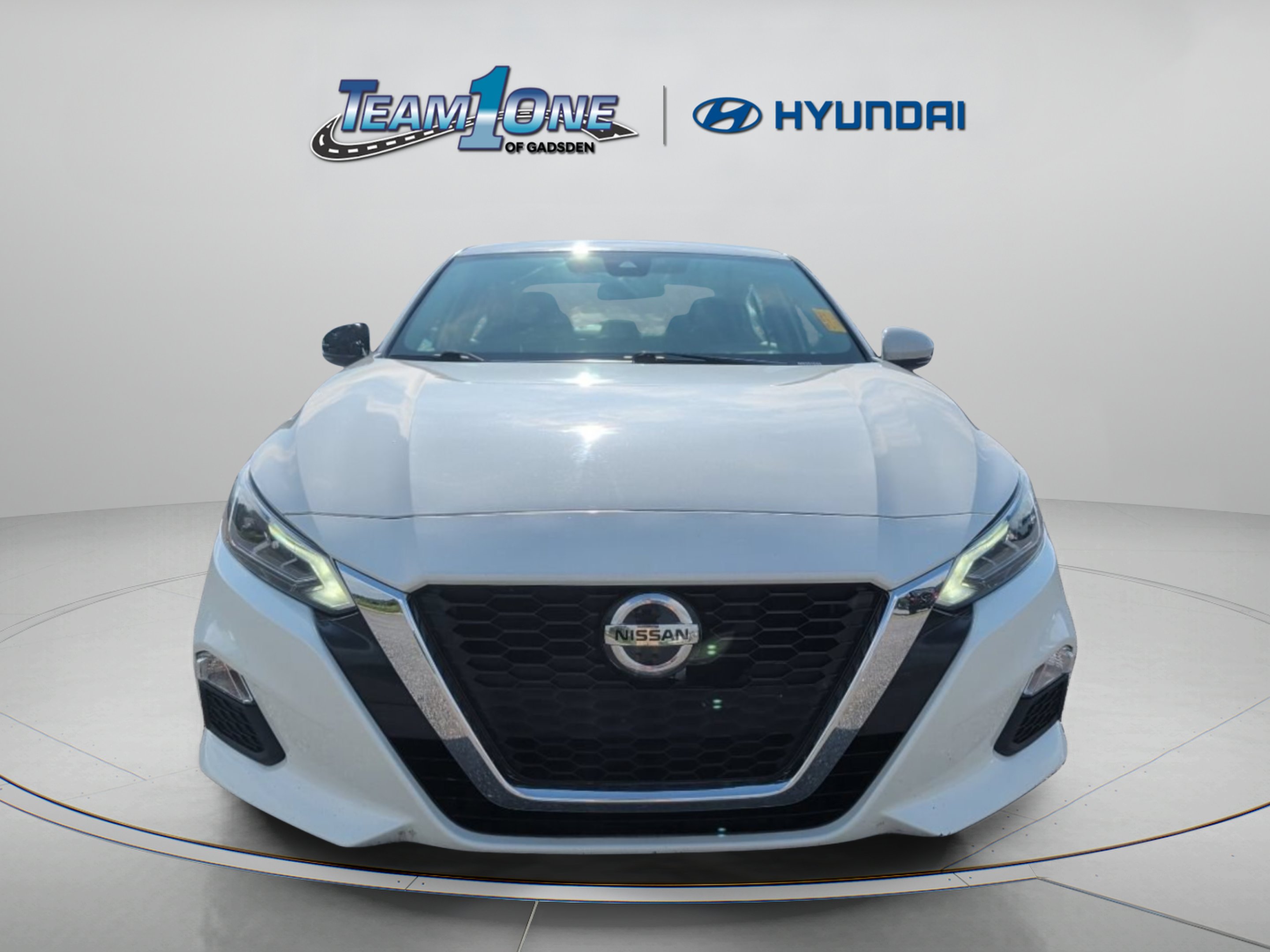 Used 2022 Pearl White Tricoat Nissan 2.5 SV image 2