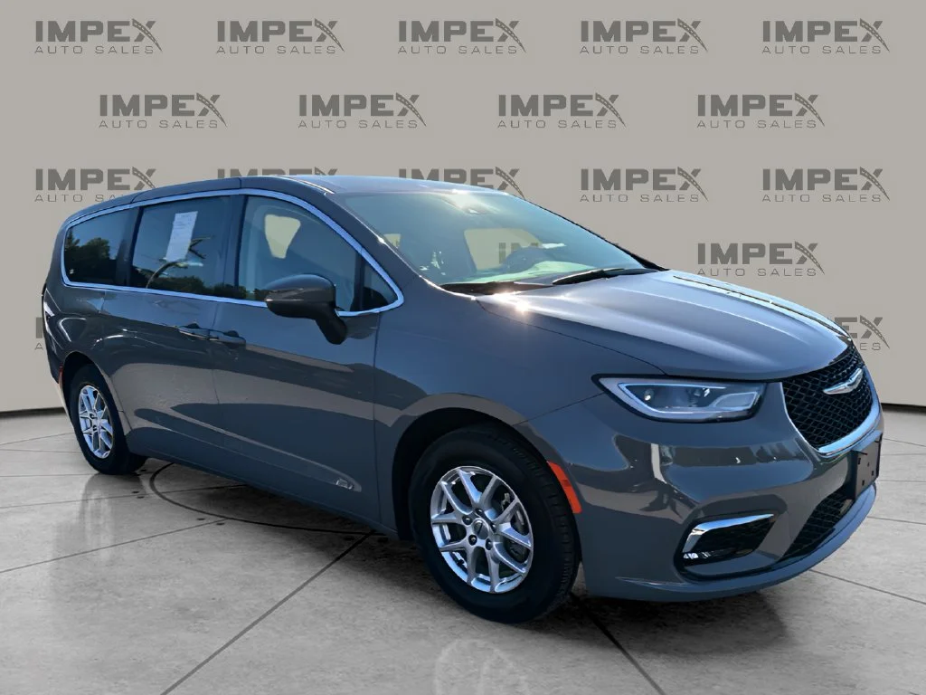 Used 2023 White Chrysler Touring L image 7