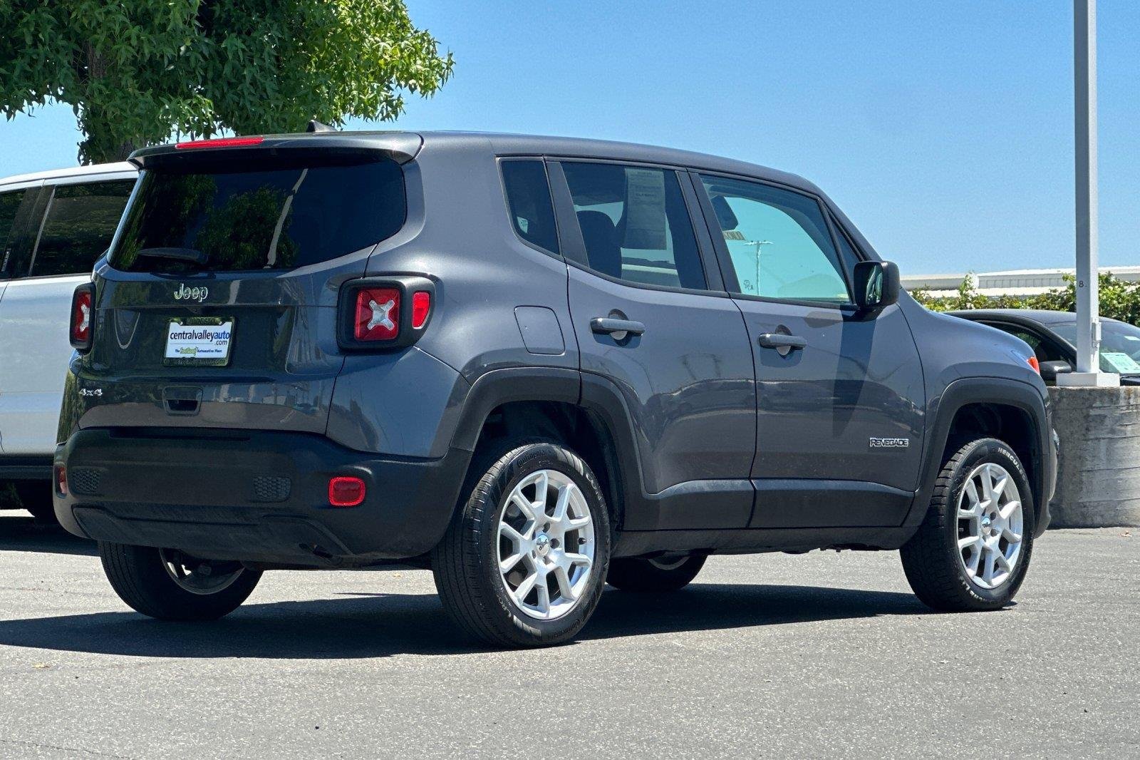 Used 2023 Graphite Gray Jeep Latitude image 4