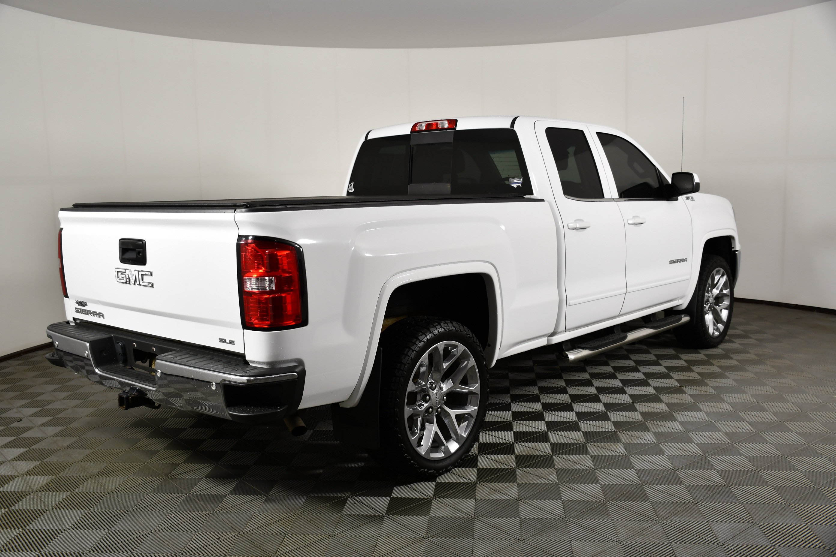 Used 2018 Summit White GMC SLE image 6
