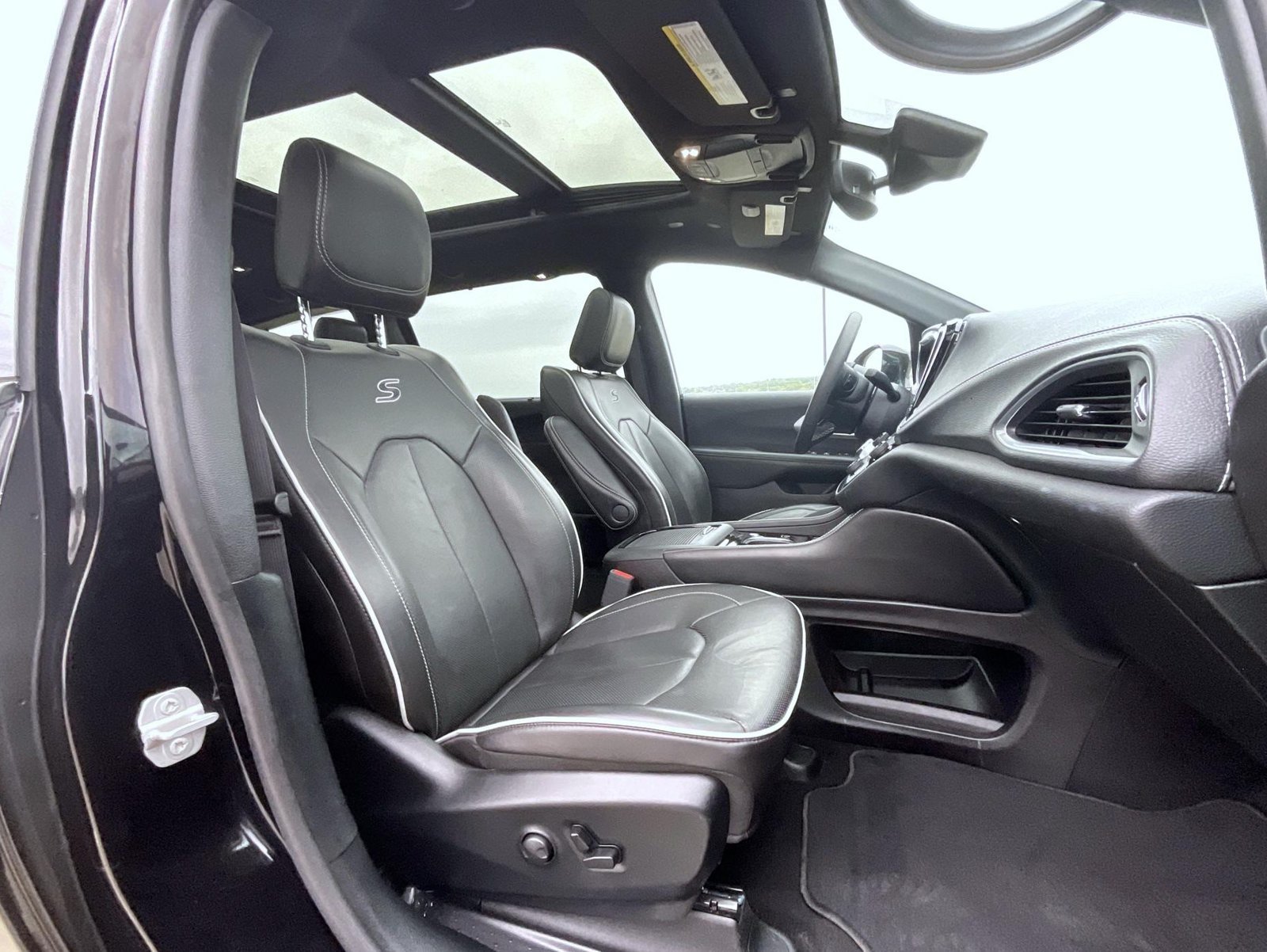 Used 2025 Black Chrysler Limited image 16